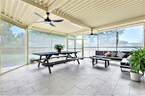 Un patio o zona al aire libre en Lovedale Escape 5br house