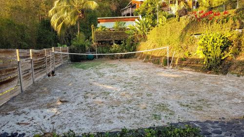 a yard with a fence and a rope at Le Bougainvillier Blanc in Pointe-Noire