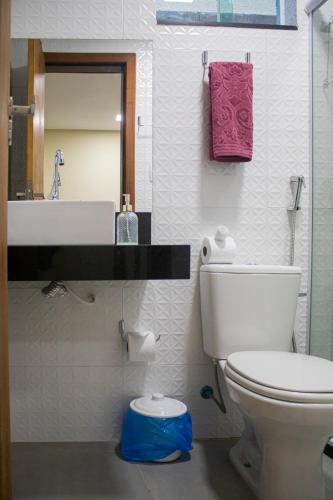 a bathroom with a toilet and a sink at Chalé Sossego in Lençóis