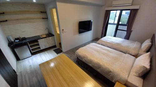 een woonkamer met een bank en een tafel bij 航空棧輕旅民宿 in Huxi