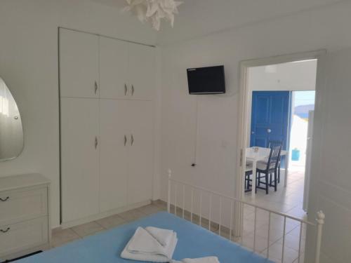 una sala con specchio e una sala da pranzo con tavolo di ONAR STUDIOS MILOS ad Adámas