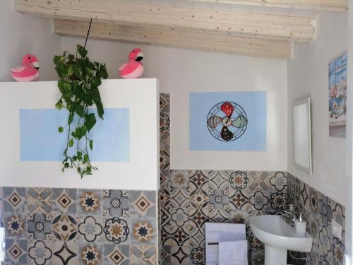 La salle de bains est pourvue d'un lavabo et de toilettes. dans l'établissement Casa Contadina, à Oristano