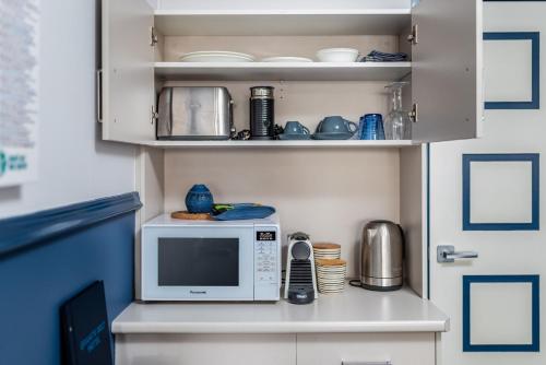 Una cocina o zona de cocina en Granite Belt Motel