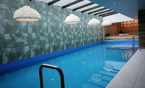 The swimming pool at or close to Suite Apartameto 1606 Espectacular Vista La Carolina, piso 16 ONE - Quito