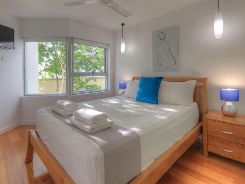 מיטה או מיטות בחדר ב-Maggies Beachfront Apartment 3