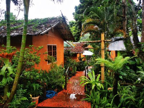 Taman di luar บ้านดินโฮมสเตย์ ปางอุ๋ง