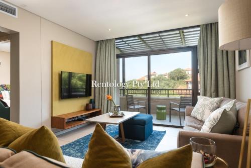Μια τηλεόραση ή/και κέντρο ψυχαγωγίας στο Elegant 1 Bed Zimbali Suites Sea View