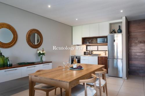 Η κουζίνα ή μικρή κουζίνα στο Elegant 1 Bed Zimbali Suites Sea View