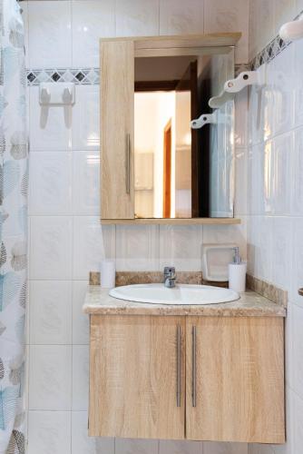 ein Badezimmer mit Waschbecken und Spiegel in der Unterkunft Adriatica View in Vitalades