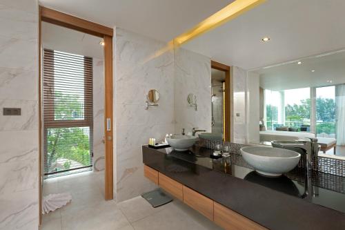Ванная комната в Splash Beach Resort, Maikhao Phuket - SHA Extra Plus