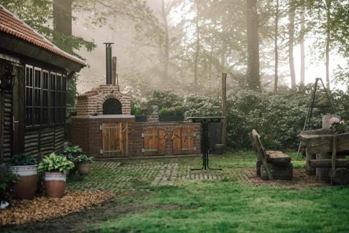 a garden with a brick oven in the yard at Tiny House, Kleinod im Grünen in Emstek