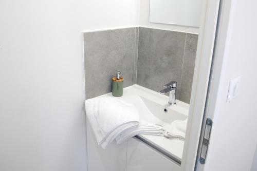 Bilik mandi di T2 - 28m2 avec cour et stationnement, wifi et linge fournis
