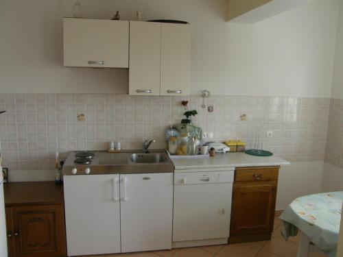 Köök või kööginurk majutusasutuses Apartment in Duce with sea view, terrace, air conditioning, washing machine (595-1)