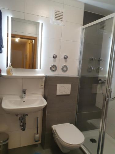 Bilik mandi di Ferienwohnung Abendstille mit Balkon und TG