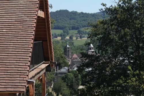 vistas a una ciudad con árboles y edificios en Het gevoel van vrijheid tussen bos en dorp, en Beaulieu-sur-Dordogne