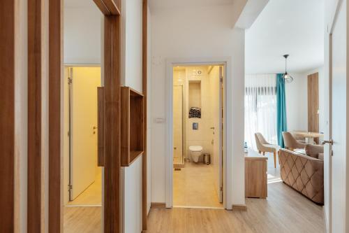 pasillo que conduce a una sala de estar con puerta amarilla en Green Valley Apartments, en Herceg-Novi