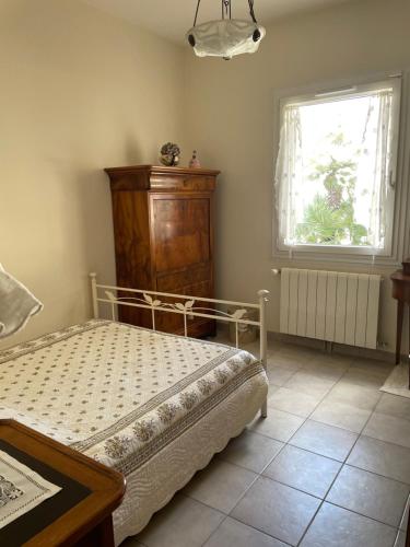 une chambre avec un lit et une fenêtre dans l'établissement Villa 180 m2 piscine, à Draguignan