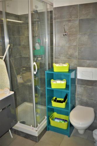 - une salle de bains avec une étagère bleue à côté d'une douche dans l'établissement Studio Charles de Gaulle - Vieux Port, à Marseille