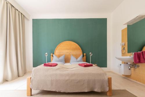 سرير أو أسرّة في غرفة في Absteige Innsbruck- Zentrale Ferienapartments