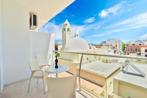 - Balcón con mesa y sillas en un edificio en Santa Maria City Hotel, en Rodas