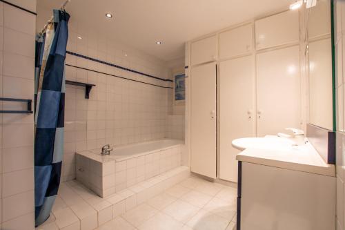 a bathroom with a tub and a sink and a shower at Maison pour 6 - jardin et terrasse - 300m plage in Brétignolles-sur-Mer