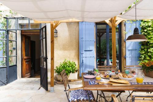an outdoor dining area with a table with food on it at Logement Onze Chambres & Gîtes in Raissac-dʼAude