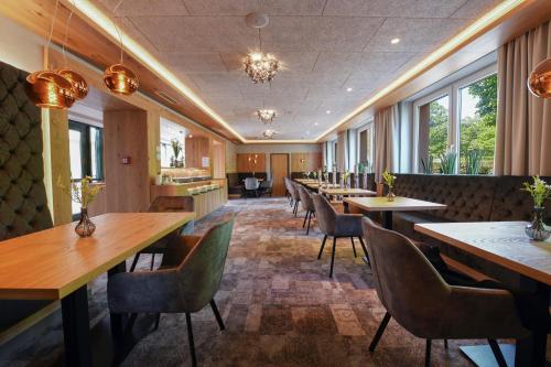 eine Reihe von Tischen und Stühlen in einem Restaurant in der Unterkunft Hotel Beethoven in Hinterbrühl