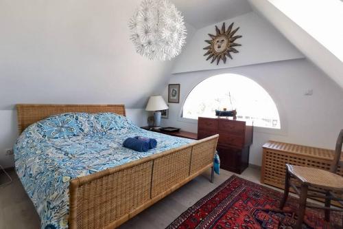 een slaapkamer met een bed en een groot raam bij COC - Quanel in Wissant