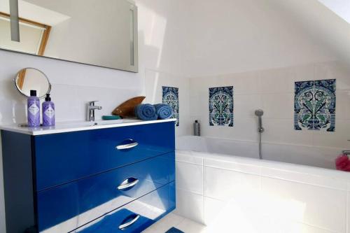 een badkamer met een blauw dressoir en een bad bij COC - Quanel in Wissant
