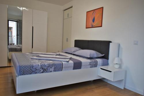 Легло или легла в стая в Top center apartment Gramophone with private parking