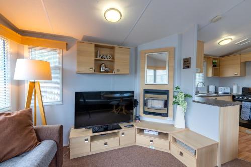 een woonkamer met een tv en een bank bij Inside No 9 Retreat Carnforth in Carnforth