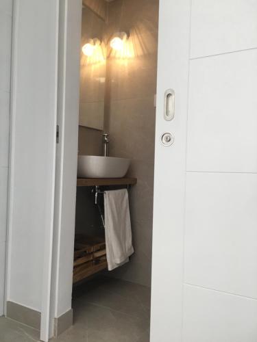 een badkamer met een wastafel, een spiegel en een wastafel bij Sonneland , Sonemar in Sonnenland