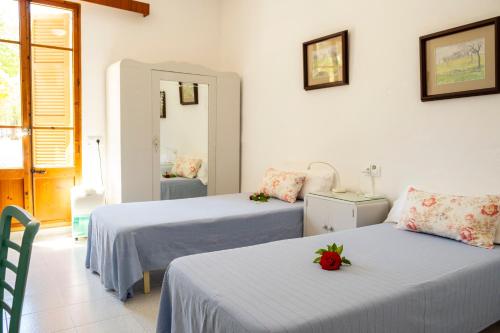 a bedroom with two beds with flowers on them at Casa Mercado Sineu Blue in Sineu