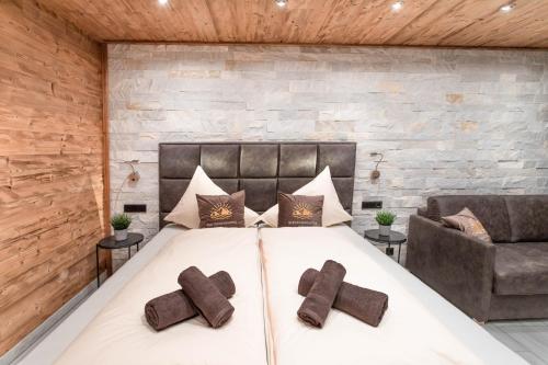 - une chambre avec un lit avec deux croix brunes dans l'établissement Gletschersuite - KITZSTEINHORN, à Kaprun