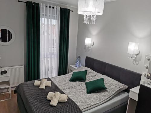 ギジツコにあるLucky Marinaのベッドルーム1室(ベッド1台、タオル2枚付)