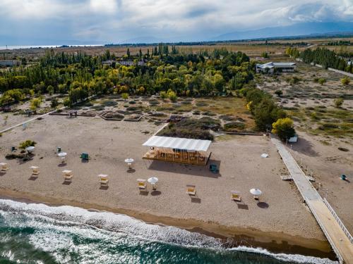 una vista aérea de una playa con sillas y sombrillas en Коворкинг-резорт ololoAkJol en Koshkolʼ