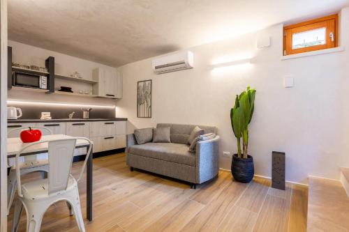 salon ze stołem i kanapą w obiekcie Borgo Cantagallo Casa Olivia 1 w Tremosine Sul Garda