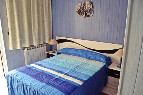 A bed or beds in a room at Hostal La Corte