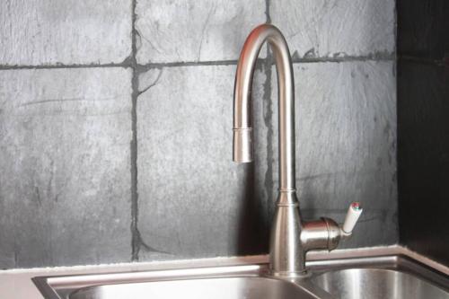 - un évier de cuisine avec un robinet dans l'établissement au cœur du quartier historique, à Bordeaux