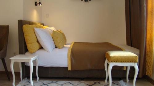 1 dormitorio con 1 cama con 2 sillas al lado en Gagovic en Cetinje