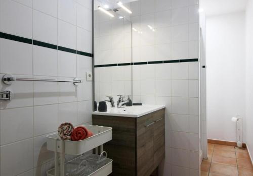 La salle de bains est pourvue d'un lavabo et d'un miroir. dans l'établissement Domaine du Flamand - Gîtes du Pin Sec côté OCEAN, à Naujac-sur-Mer