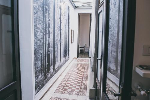un pasillo en una casa con suelo de tablero de ajedrez en Arte&Musica, en Verona