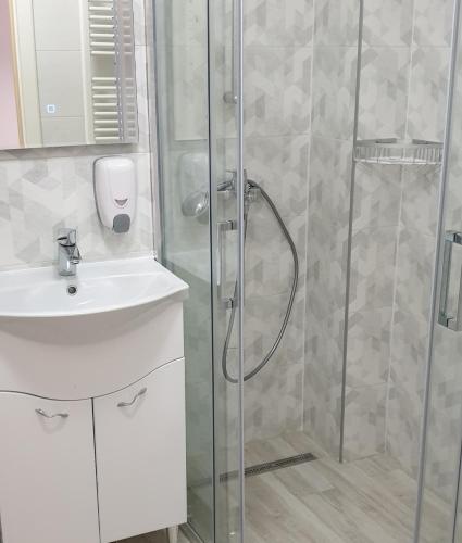 a bathroom with a shower and a sink at Apartament Viorela in Alba Iulia