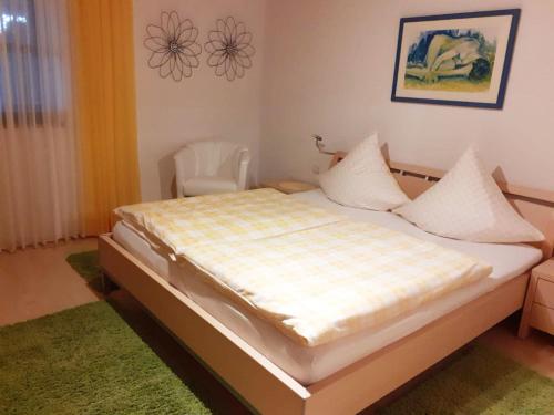 ラムにあるFerienwohnung Arberblickのベッドルーム(白いシーツを使用した大型ベッド1台付)