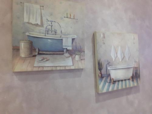 ラムにあるFerienwohnung Arberblickの浴槽と鏡付きのバスルームの絵画