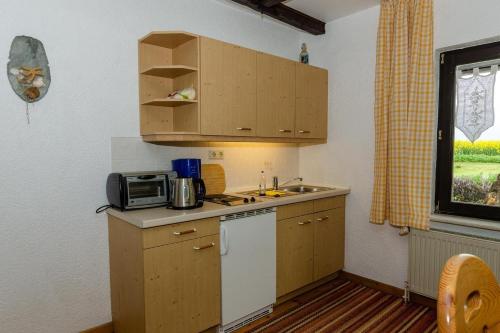 Appartement-fuer-2-Personen-in-Schaprode tesisinde mutfak veya mini mutfak