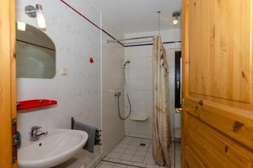 シャプローデにある2-Personen-Appartement-in-Schaprodeのバスルーム(シンク、シャワー付)