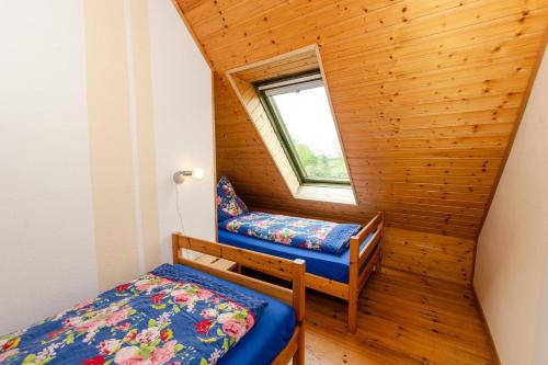 Kleines Zimmer mit einem Bett und einem Fenster in der Unterkunft Ferienwohnung auf Rügen für 3 Erwachsene und 1 Kind in Schaprode