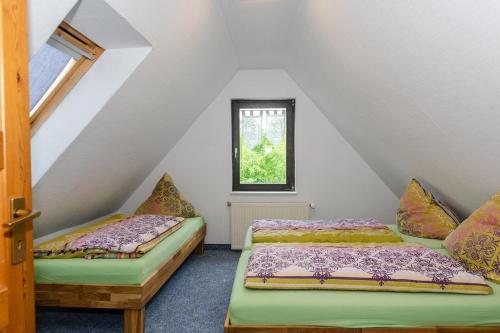 Zimmer im Dachgeschoss mit 2 Betten und einem Fenster in der Unterkunft 3-Raum FeWo für 5 Personen + 1 Aufbettung auf Rügen in Schaprode