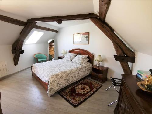 a bedroom with a bed in a attic at L'instant Présent in Pacy-sur-Armançon